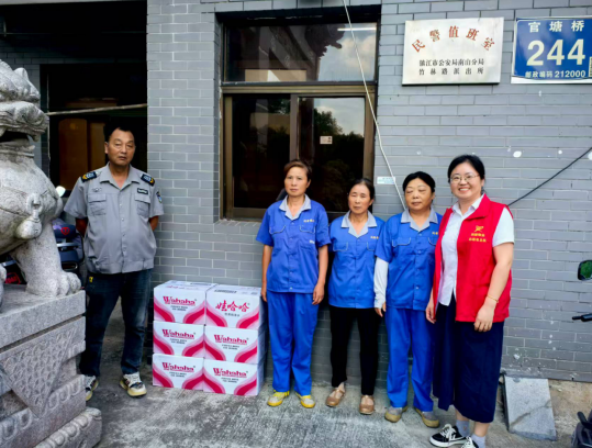 潤(rùn)馨物業(yè)慈善志愿者總隊(duì)開展夏日防暑降溫慰問活動(dòng)